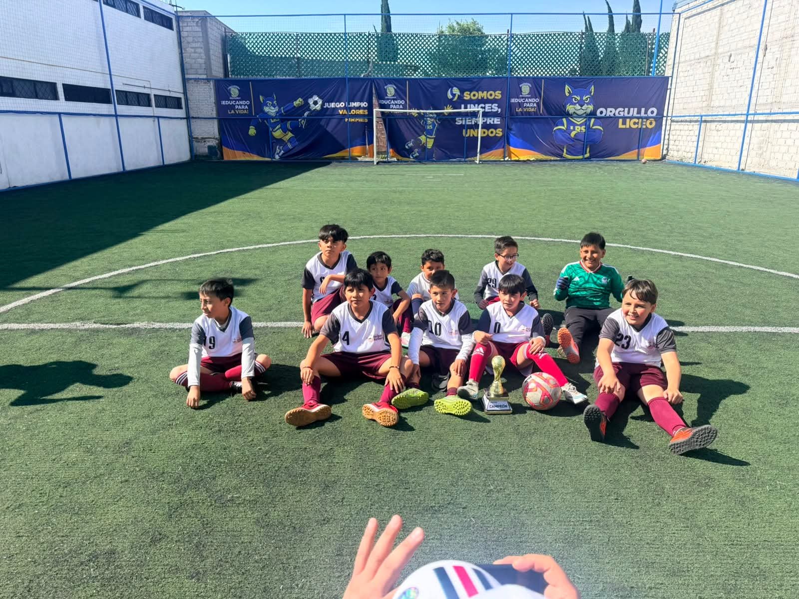 Alumnos participando en el taller de fútbol