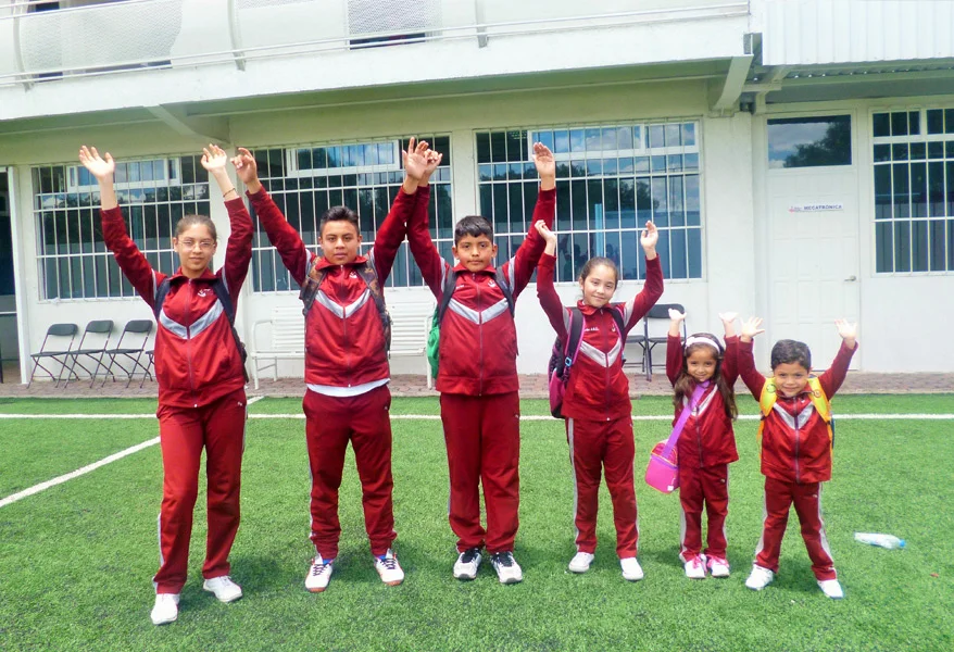 Estudiantes participando en una actividad educativa